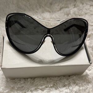 Chic Black Oversized Sunglasses
